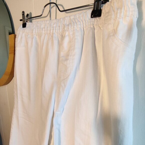 D & Co White Jean Capri's, tailored Sz L.Darted back, elastic waist dbl stitched - Picture 3 of 8